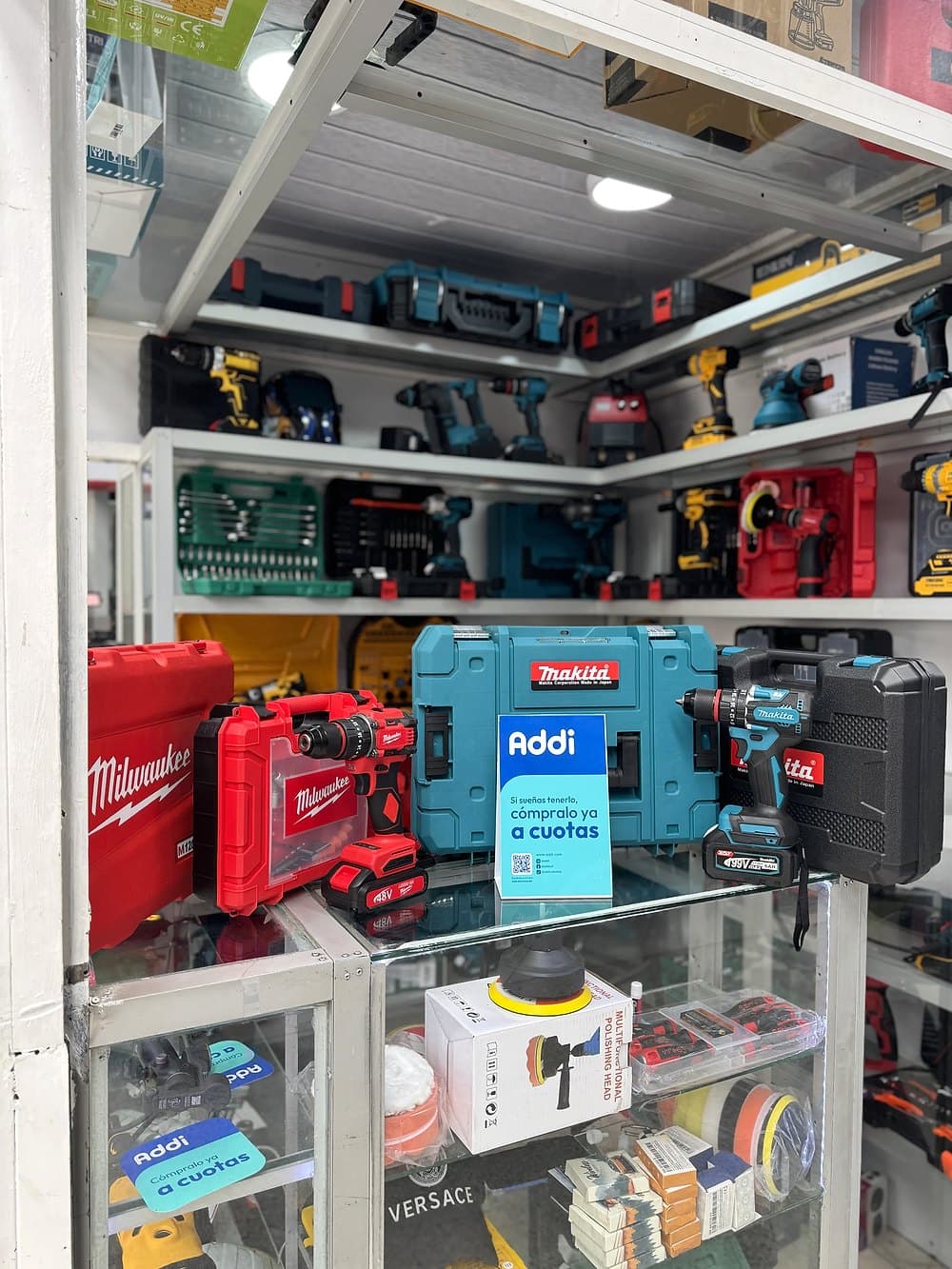 Estantería de herramientas en la bodega de El Mago