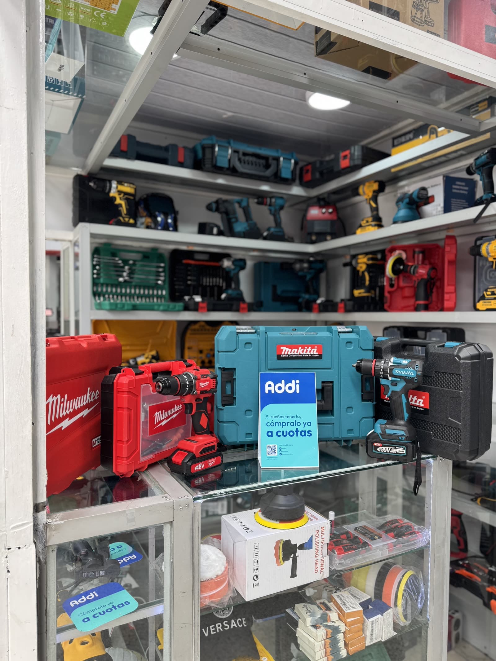Vitrina de herramientas eléctricas profesionales en exhibición